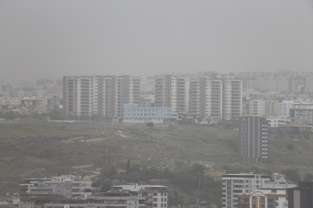 Şanlıurfa'da toz taşınımı hayatı olumsuz etkiliyor. Toz bulutu nedeniyle görüş mesafesi...