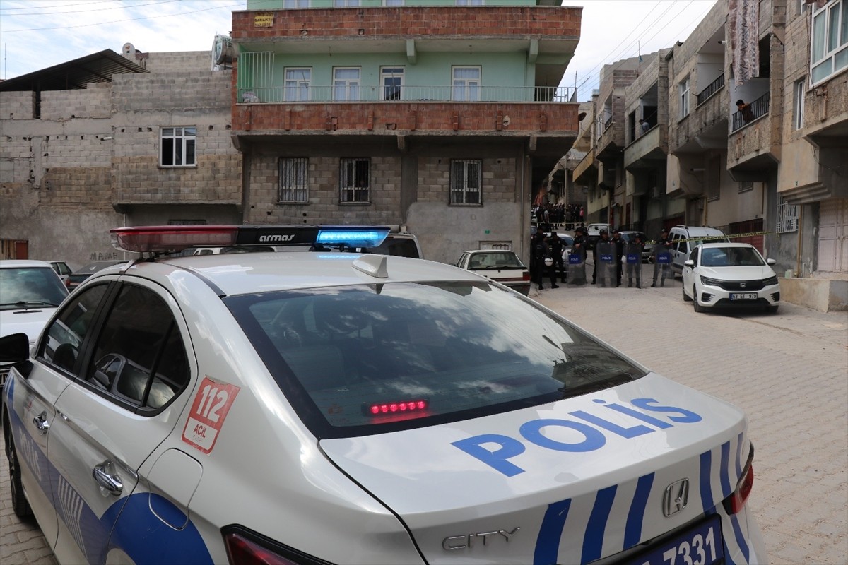 Şanlıurfa'nın Eyyübiye ilçesinde komşular arasında çıkan taşlı sopalı kavgada 5 kişi yaralandı....