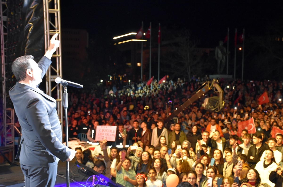 Şarkıcı Rafet El Roman, 23 Nisan Ulusal Egemenlik ve Çocuk Bayramı dolayısıyla Kırıkkale'de sahne...