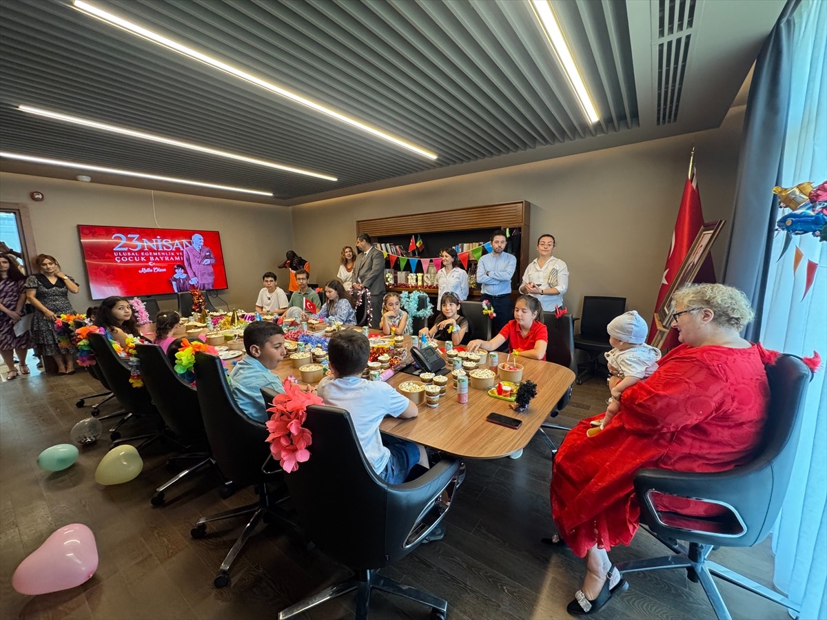 Senegal'de, 23 Nisan Ulusal Egemenlik ve Çocuk Bayramı dolayısıyla Türkiye'nin Dakar...