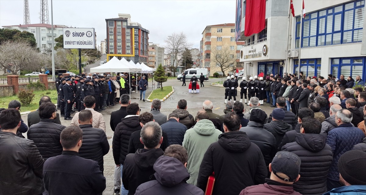 Sinop'ta aracında kalp krizi geçirerek hayatını kaybeden polis memurunun cenazesi, düzenlenen...