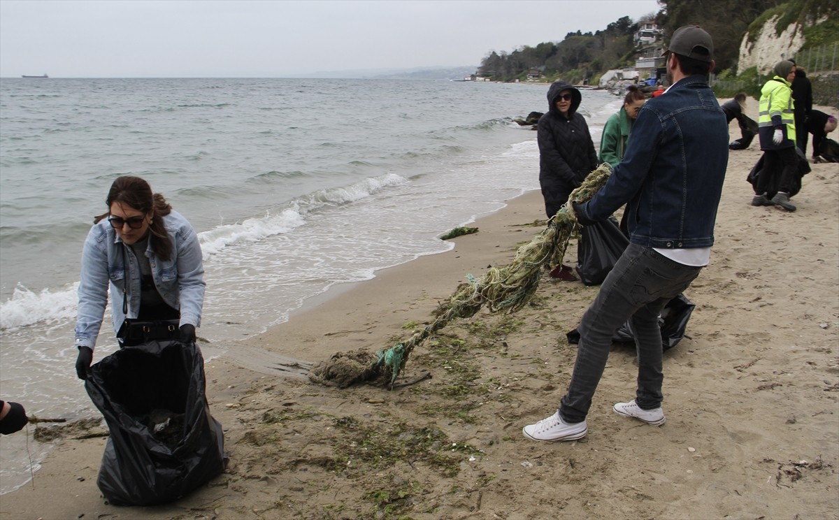 Sinop'ta deniz turizmi konusunda farkındalık oluşturmak amacıyla sahillerde çevre temizliği...