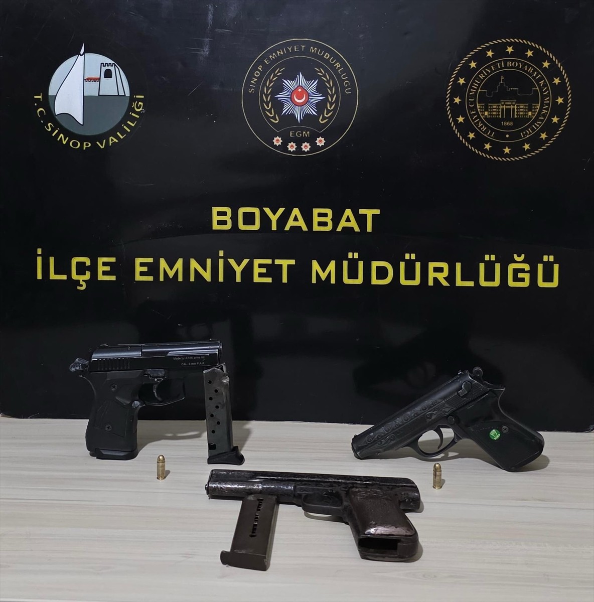 Sinop'un Boyabat ilçesinde devriye görevi sırasında ruhsatsız tabancalarıyla yakalanan 3 zanlı...