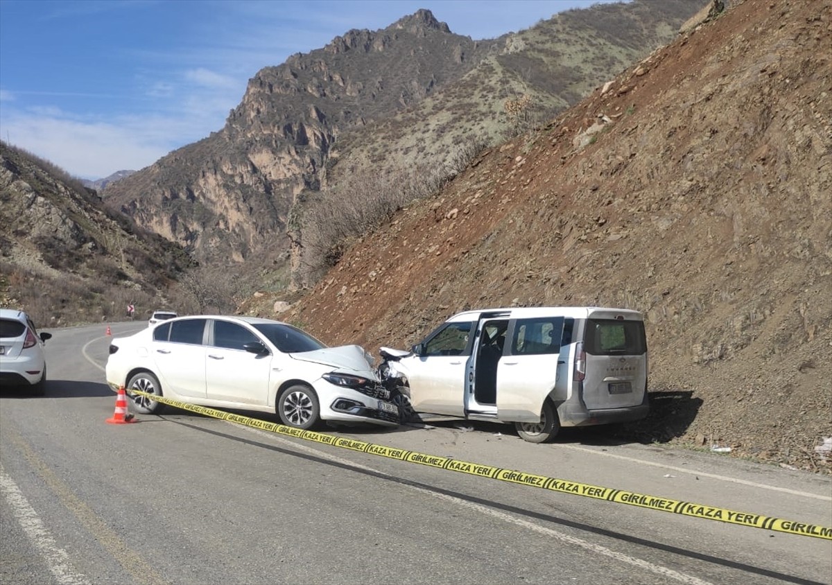 Şırnak'ın Beytüşşebap ilçesinde hafif ticari araç ile otomobilin çarpıştığı kazada, 1'i çocuk 4...