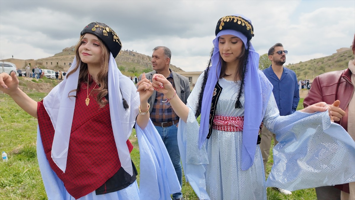 Şırnak'ın İdil ilçesinde Ezidiler, "Kırmızı Çarşamba Bayramı"nı kutladı. Renkli kıyafetler giyen...