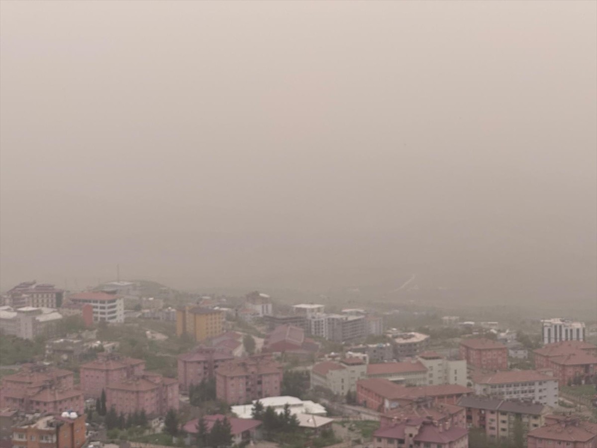 Şırnak'ta toz taşınımı yaşamı olumsuz etkiledi. Kent merkezinden Cudi ve Gabar dağlarının...