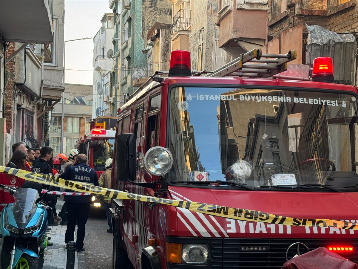 Şişli'de 2 katlı binada kısmi çökme meydana geldi. İhbar üzerine bölgeye polis, itfaiye, sağlık ve...