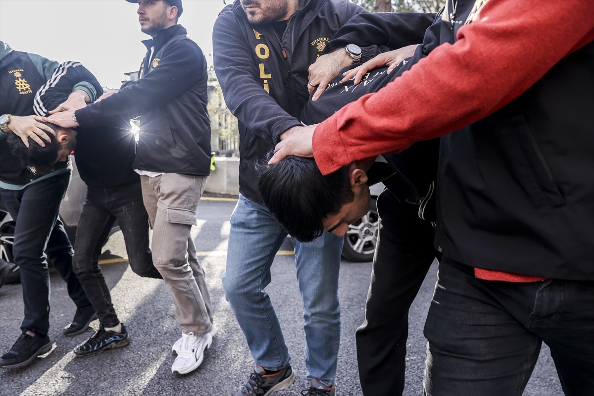 Şişli'de 2 kişinin hayatını kaybettiği silahlı saldırıya ilişkin Edirne'de gözaltına alınan 4...