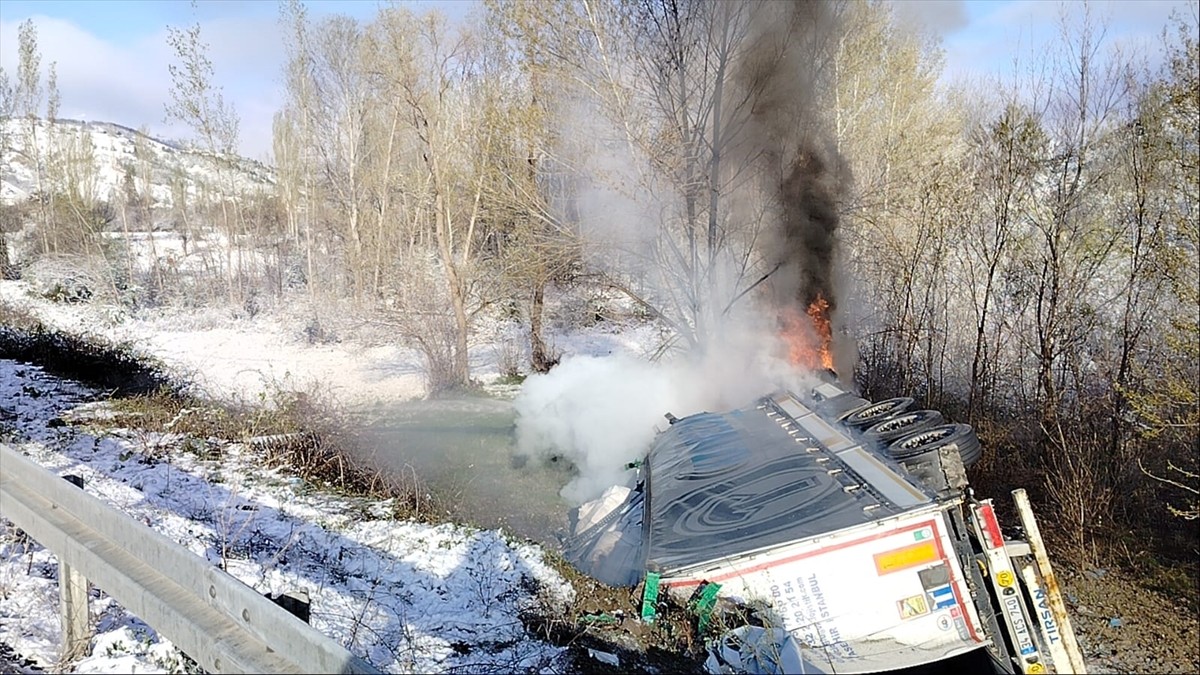 Sivas'ın Koyulhisar ilçesinde devrildikten sonra yanan tırın sürücüsü yaşamını yitirdi.