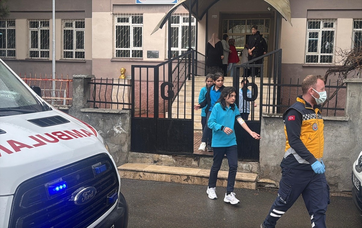 Sivas'ta 13 öğrenci gıda zehirlenmesi şüphesiyle tedavi altına alındı.