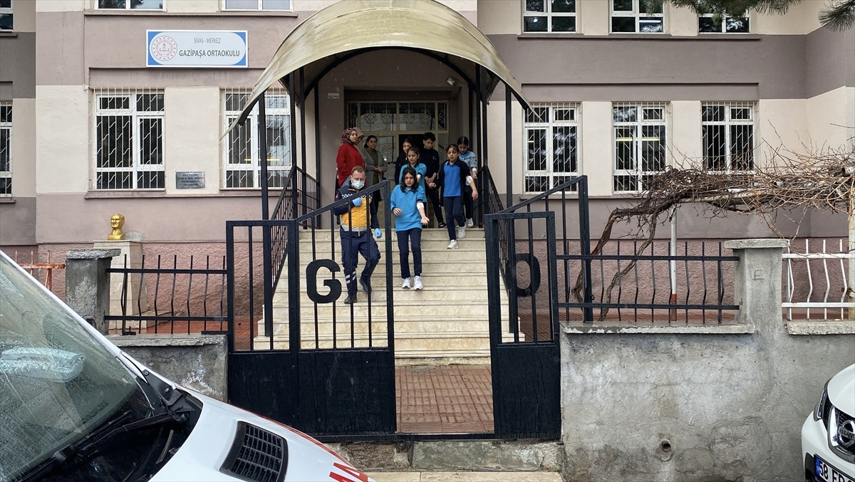 Sivas'ta 13 öğrenci gıda zehirlenmesi şüphesiyle tedavi altına alındı.