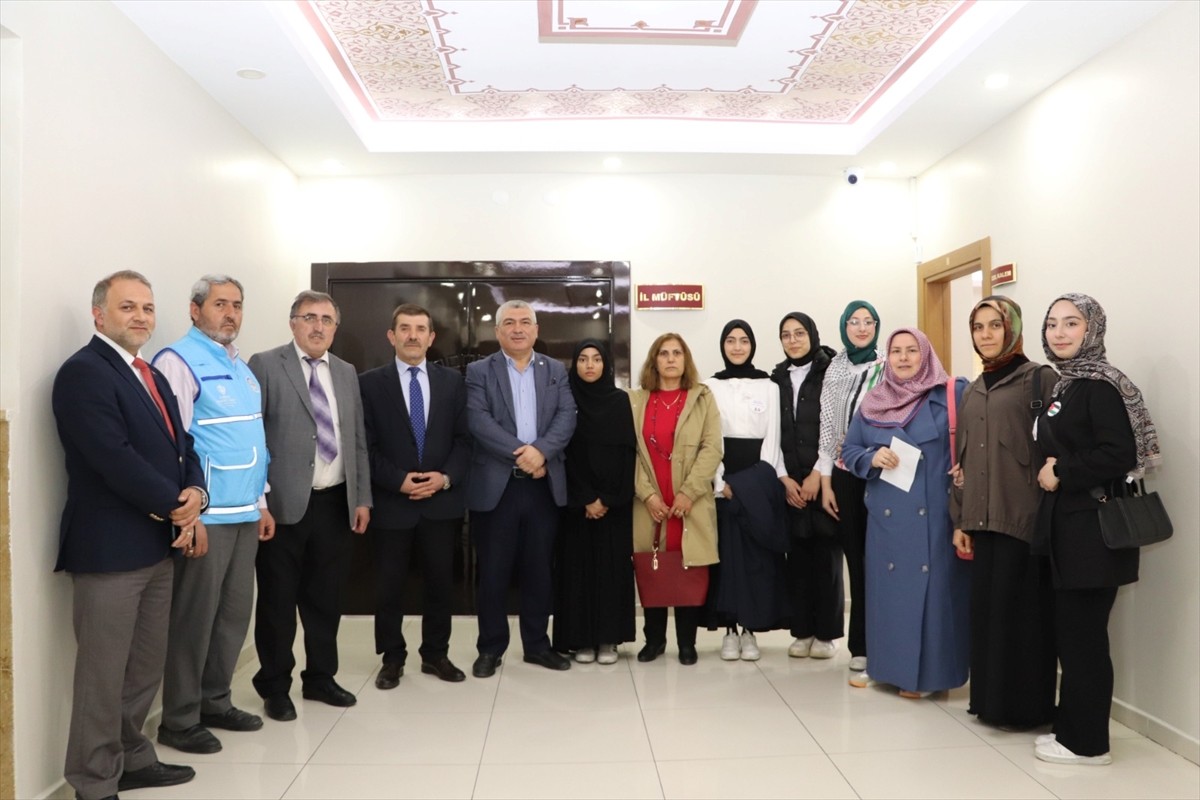 Sivas'ta öğrenciler Filistin için yardım kermesi düzenledi. Kermes sonunda toplanan 116 bin 660...