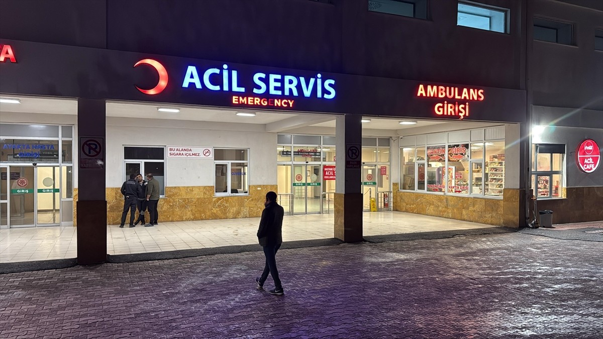 Sivas'ta yurtta kalan 53 üniversite öğrencisi gıda zehirlenmesi şüphesiyle hastaneye...