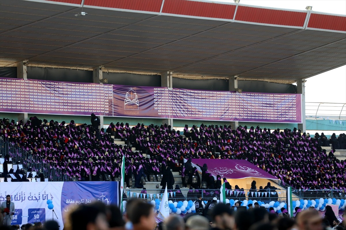 Suriye'nin İdlib ilinde Kur'an-ı Kerim kursunu tamamlayan yaklaşık 1500 öğrenci için icazet töreni...