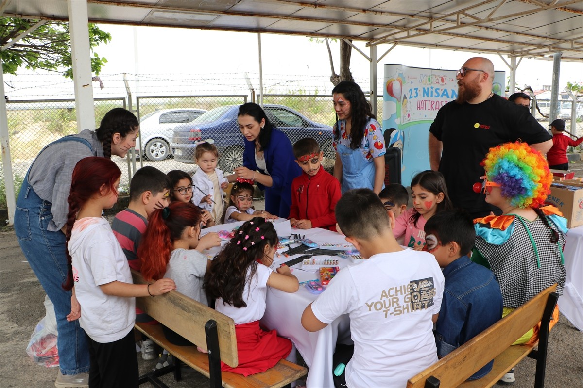 Suriye’ye dönmek için Kilis’teki Öncüpınar Gümrük Kapısı’na gelen Suriyeli ailelerin çocukları...