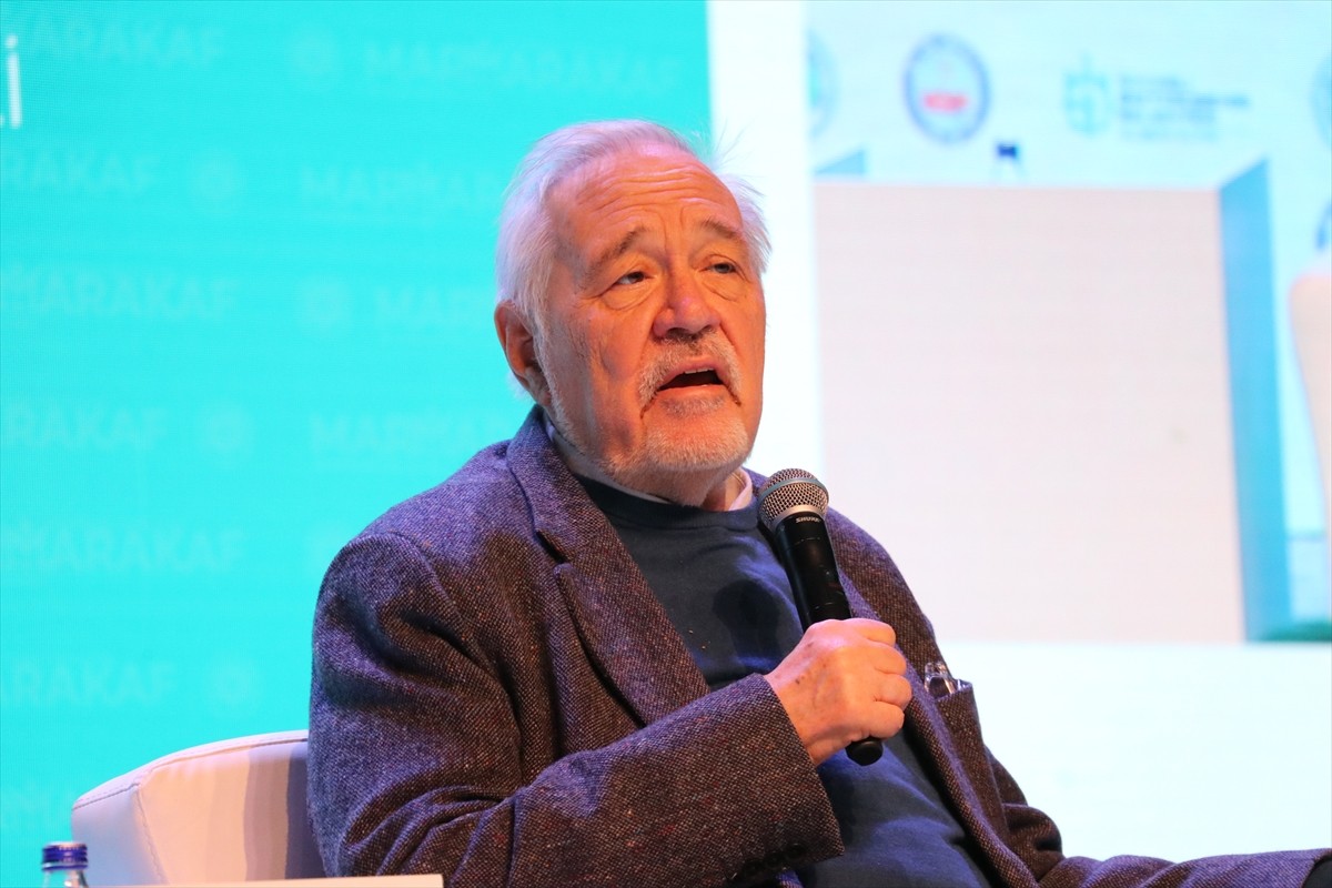 Tarihçi, yazar Prof. Dr. İlber Ortaylı, Marmara Kariyer Fuarı'nda (MARMARAKAF), öğrencilerle...