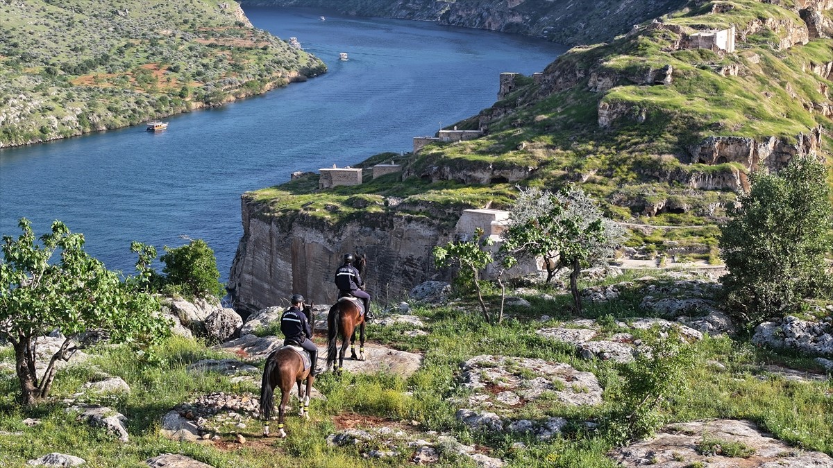 Tarihte birçok medeniyete ev sahipliği yapan "Fırat'ın incisi" Rumkale'de göreve başlayan jandarma...