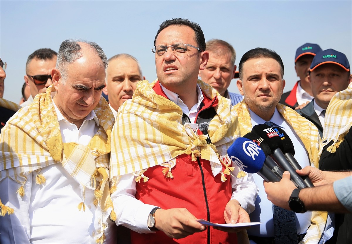 Tarım ve Orman Bakan Yardımcısı Ebubekir Gizligider (ortada), Manisa'nın Saruhanlı ilçelerinde...