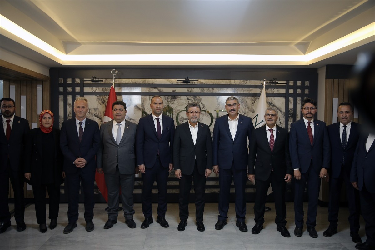 Tarım ve Orman Bakanı İbrahim Yumaklı, Niğde'de ziyaretlerde bulundu. Bakan Yumaklı, kentteki...