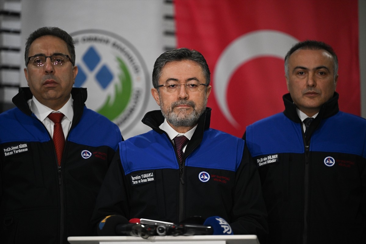 Tarım ve Orman Bakanı İbrahim Yumaklı, Türkiye Şap Enstitüsü'nde basın mensuplarına açıklamada...