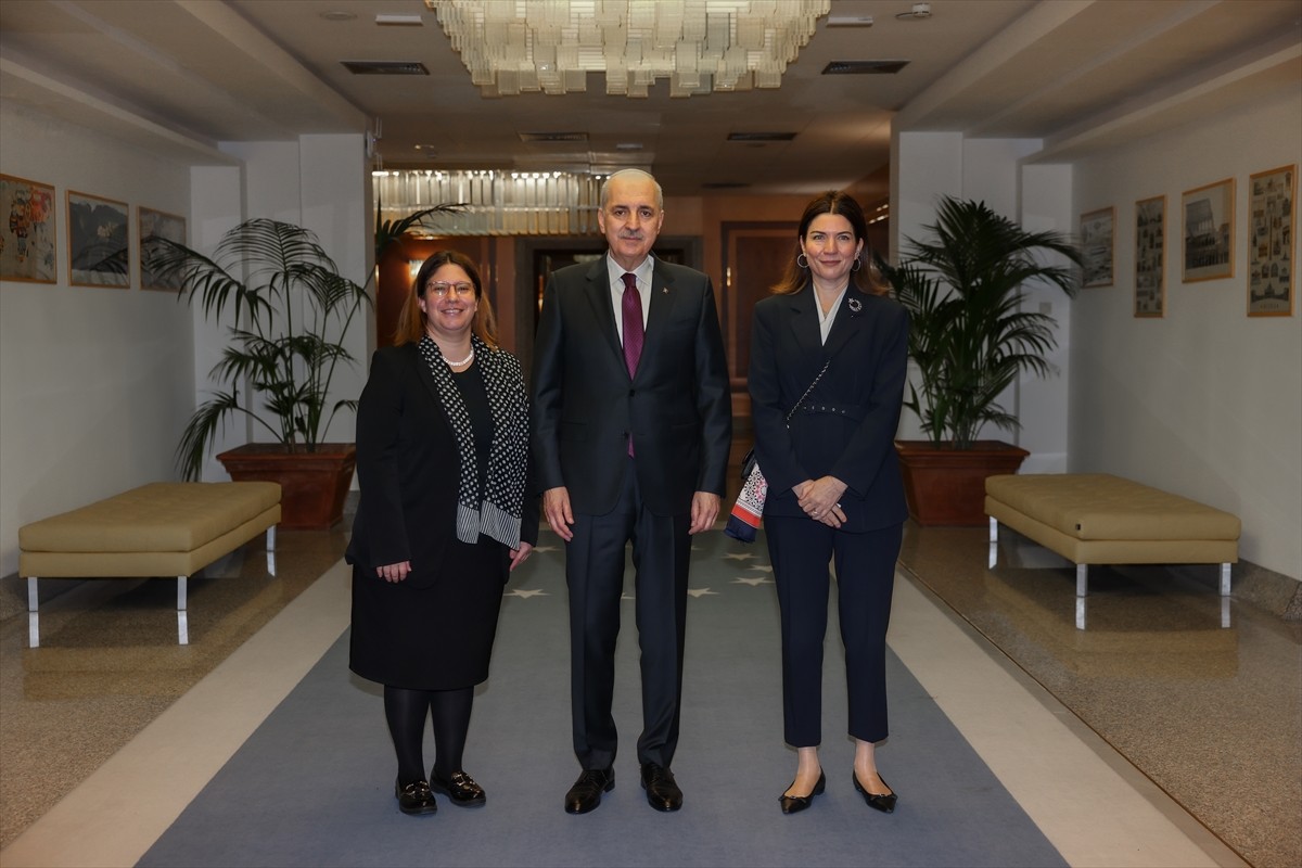 TBMM Başkanı Numan Kurtulmuş (ortada), Katoliklerin ruhani lideri ve Vatikan Devlet Başkanı Papa...