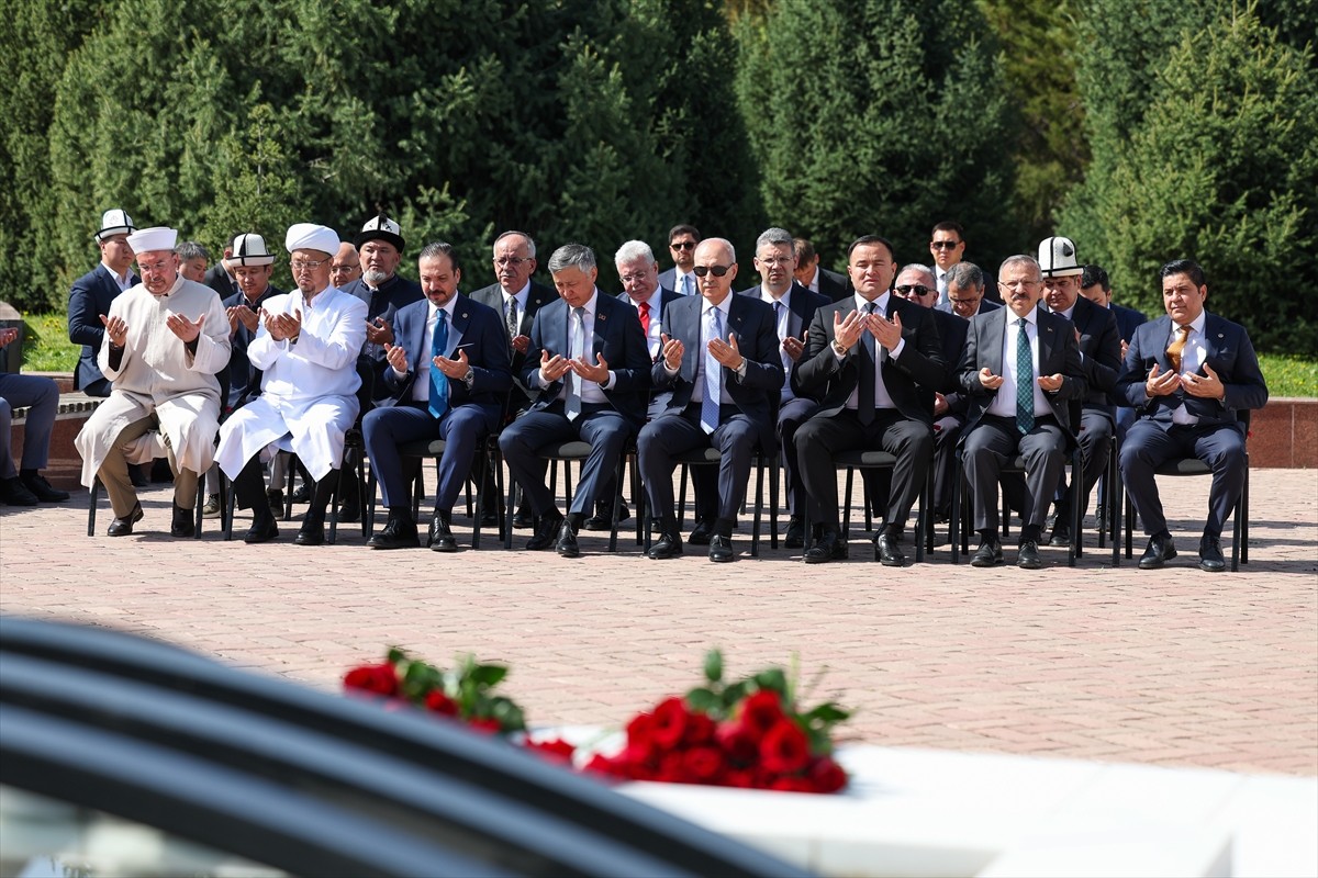 TBMM Başkanı Numan Kurtulmuş, resmi temaslarda bulunmak üzere geldiği Kırgızistan’da, Kırgız yazar...