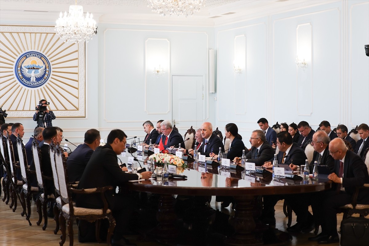 TBMM Başkanı Numan Kurtulmuş, resmi ziyaret gerçekleştirdiği Bişkek'te, Kırgızistan Meclis Başkanı...