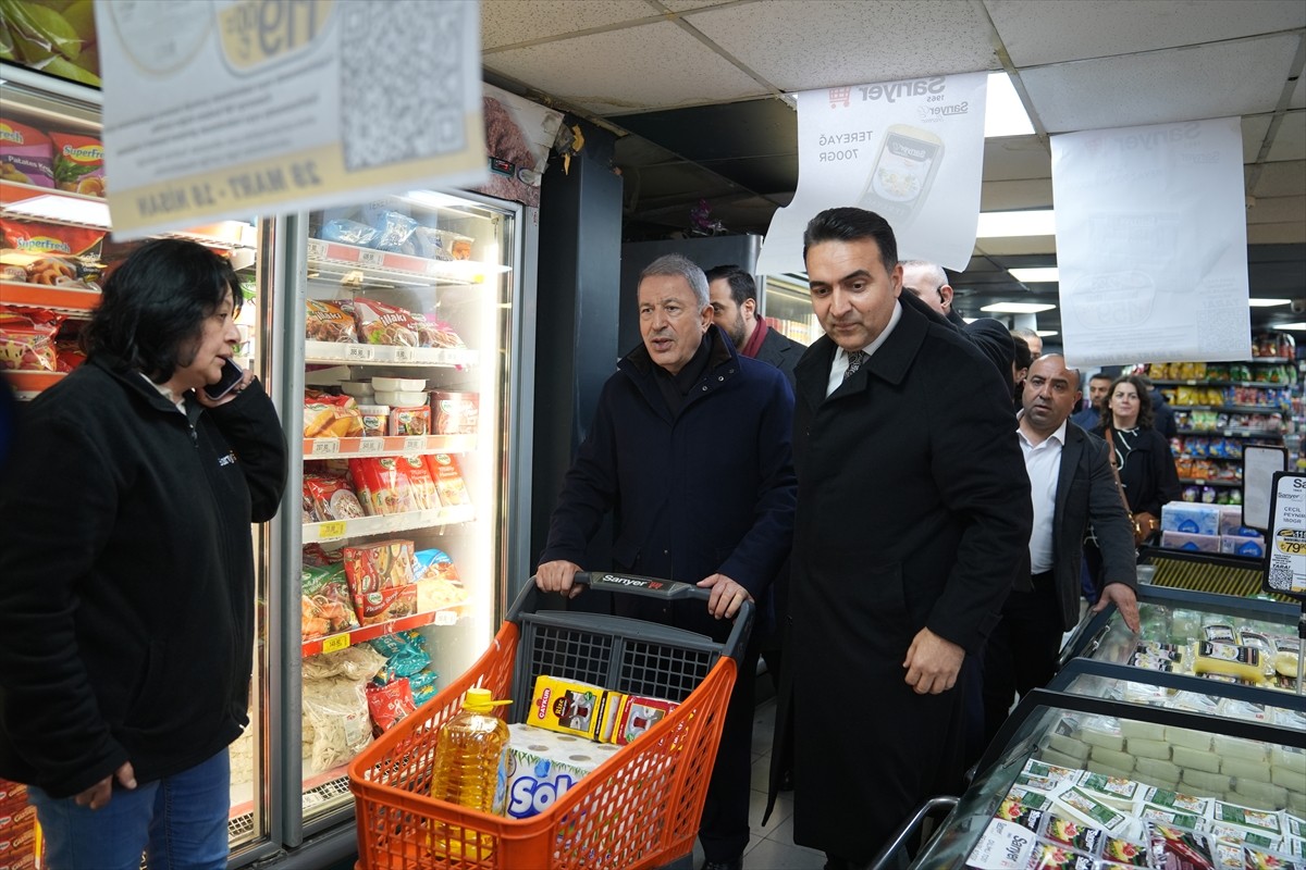 TBMM Milli Savunma Komisyonu Başkanı ve AK Parti Kayseri Milletvekili Hulusi Akar (sol 2)...