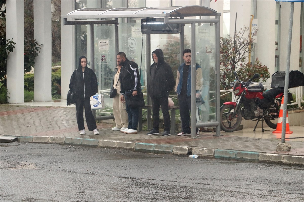 Tekirdağ'da etkili olan sağanak hayatı olumsuz etkiledi. Yağışa hazırlıksız yakalanan bazı...