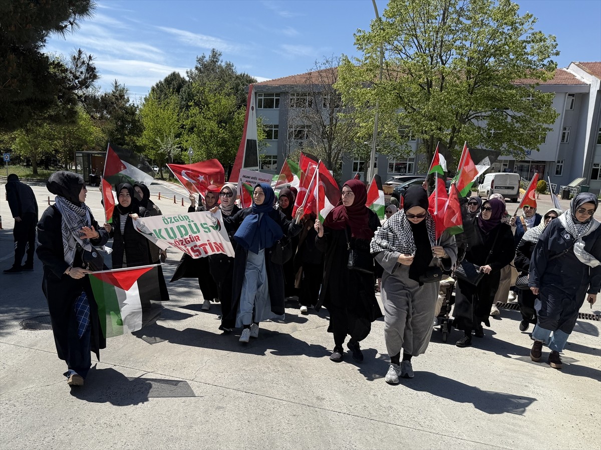 Tekirdağ Namık Kemal Üniversitesi (NKÜ) öğrencileri İsrail'in Gazze'ye yönelik saldırılarını...