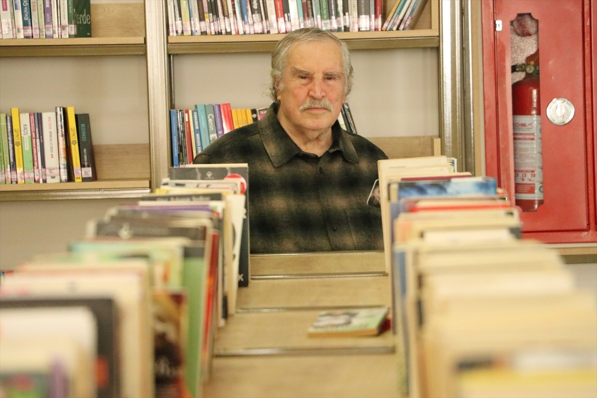 Tekirdağlı 82 yaşındaki Bahattin Moralar, kitap okuma aşkıyla çevresine ilham veriyor. Çocukluk...