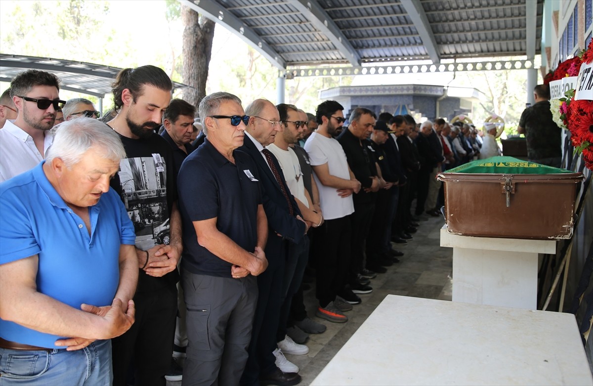 Teknik direktör Ersun Yanal'ın (ortada) dün Denizli'de vefat eden babası Ural Yanal, Pamukkale...