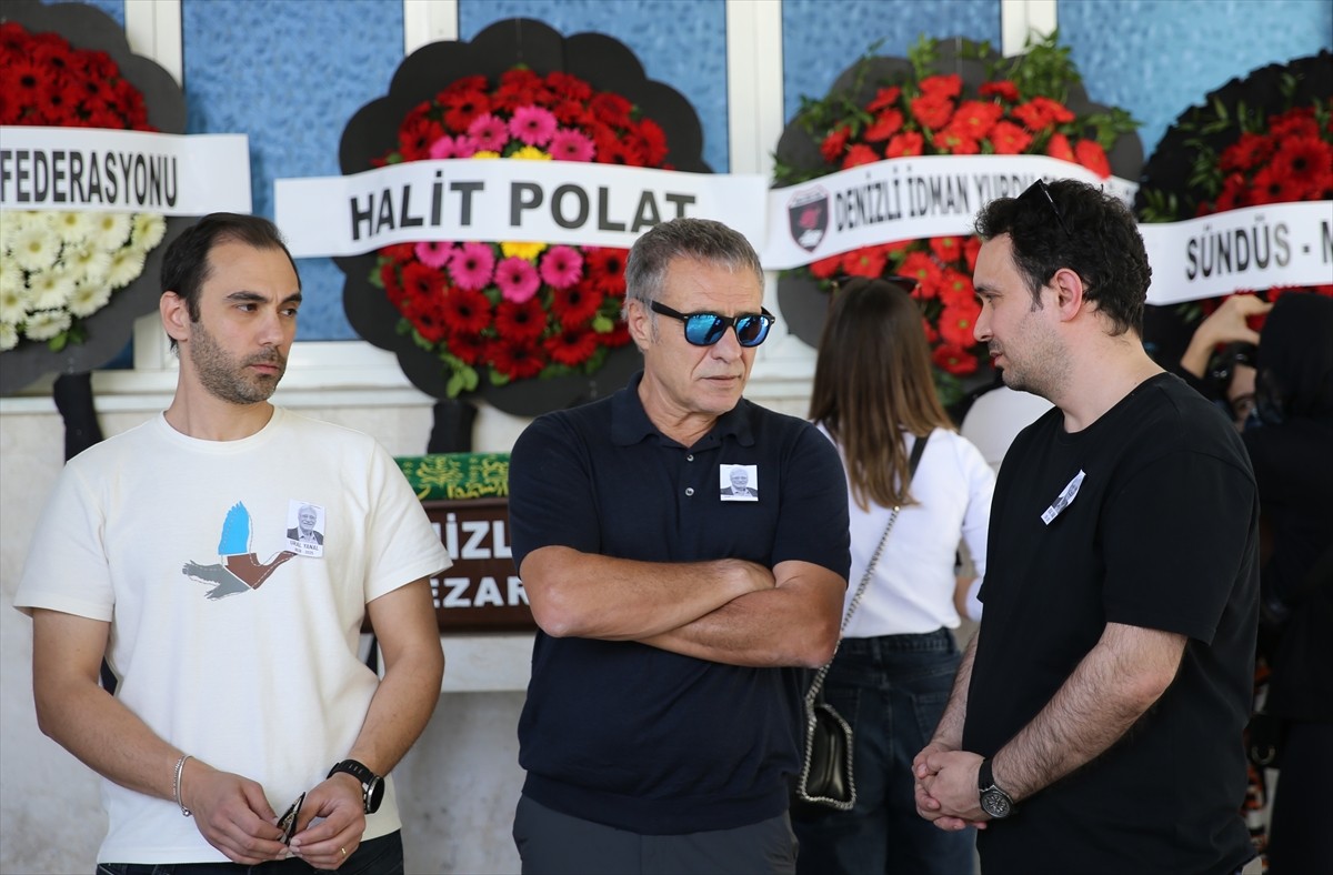Teknik direktör Ersun Yanal'ın (ortada) dün Denizli'de vefat eden babası Ural Yanal, Pamukkale...