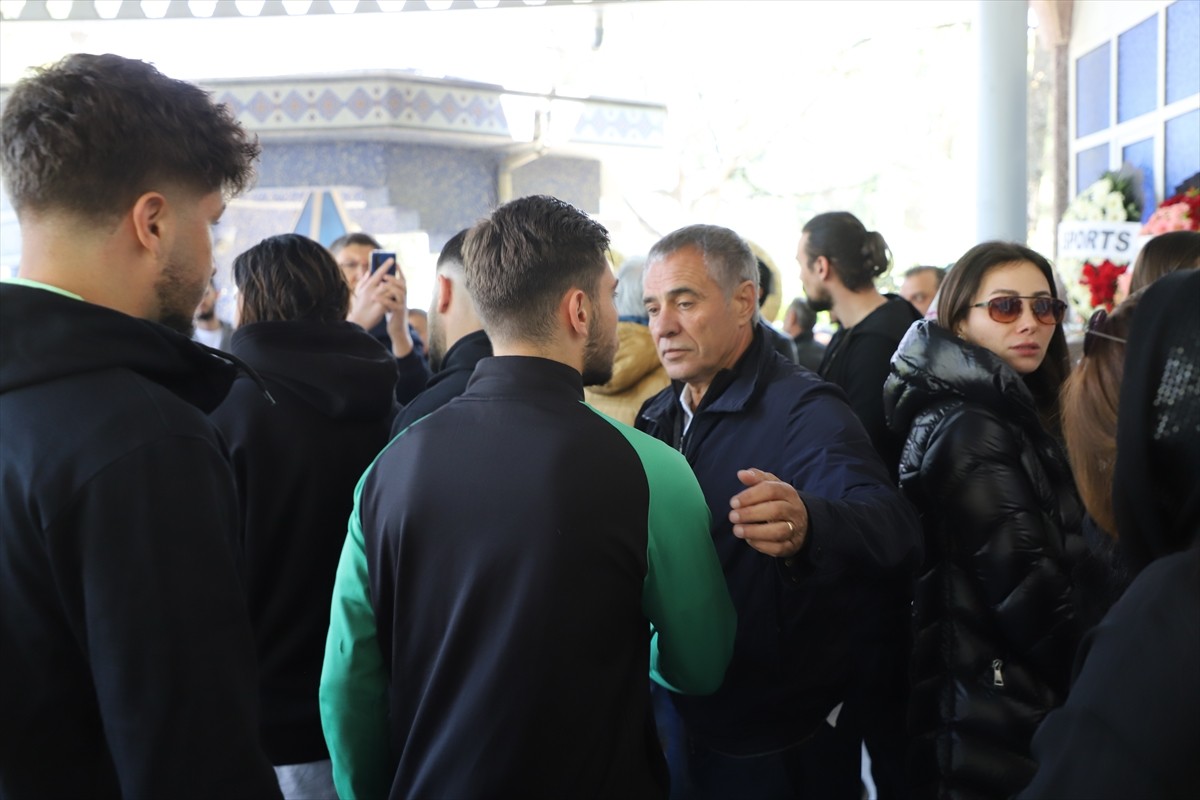 Teknik direktör Ersun Yanal'ın vefat eden annesi Bahriye Yanal son yolculuğuna uğurlandı.