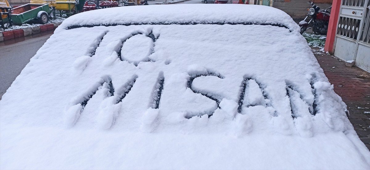 Tokat'ın Yeşilyurt ilçesinde kar yağışı etkili oldu.