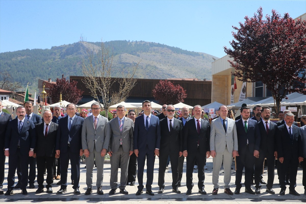 Tokat'taki tarihi Sulu Sokak'ta, Turizm Haftası dolayısıyla fuar açıldı. Vali Yardımcısı Harun...