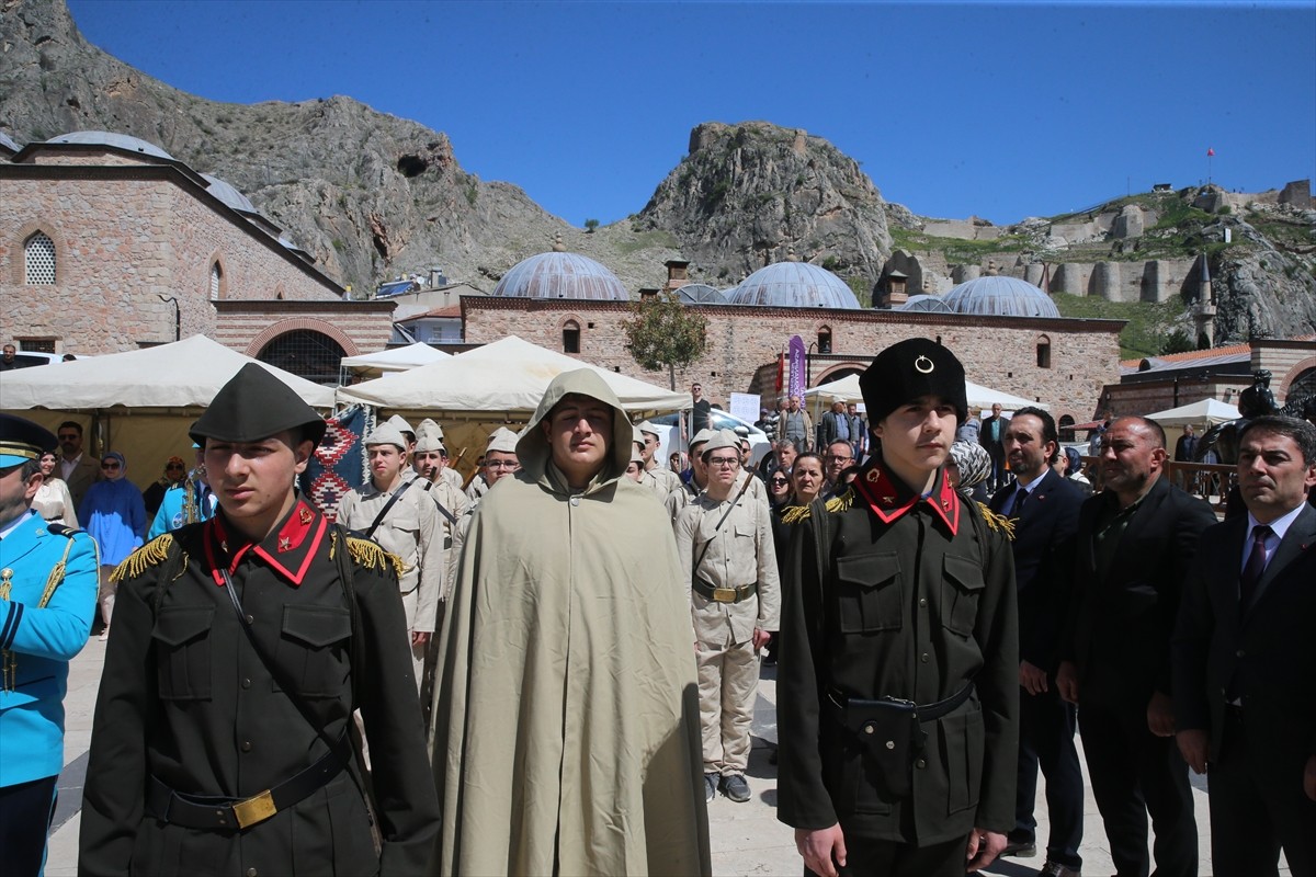 Tokat'taki tarihi Sulu Sokak'ta, Turizm Haftası dolayısıyla fuar açıldı. Vali Yardımcısı Harun...