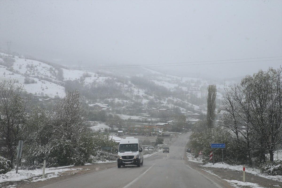 Tokat kent geneli ile Reşadiye, Artova, Başçiftlik ve Niksar ilçelerinde kar yağışı etkili...