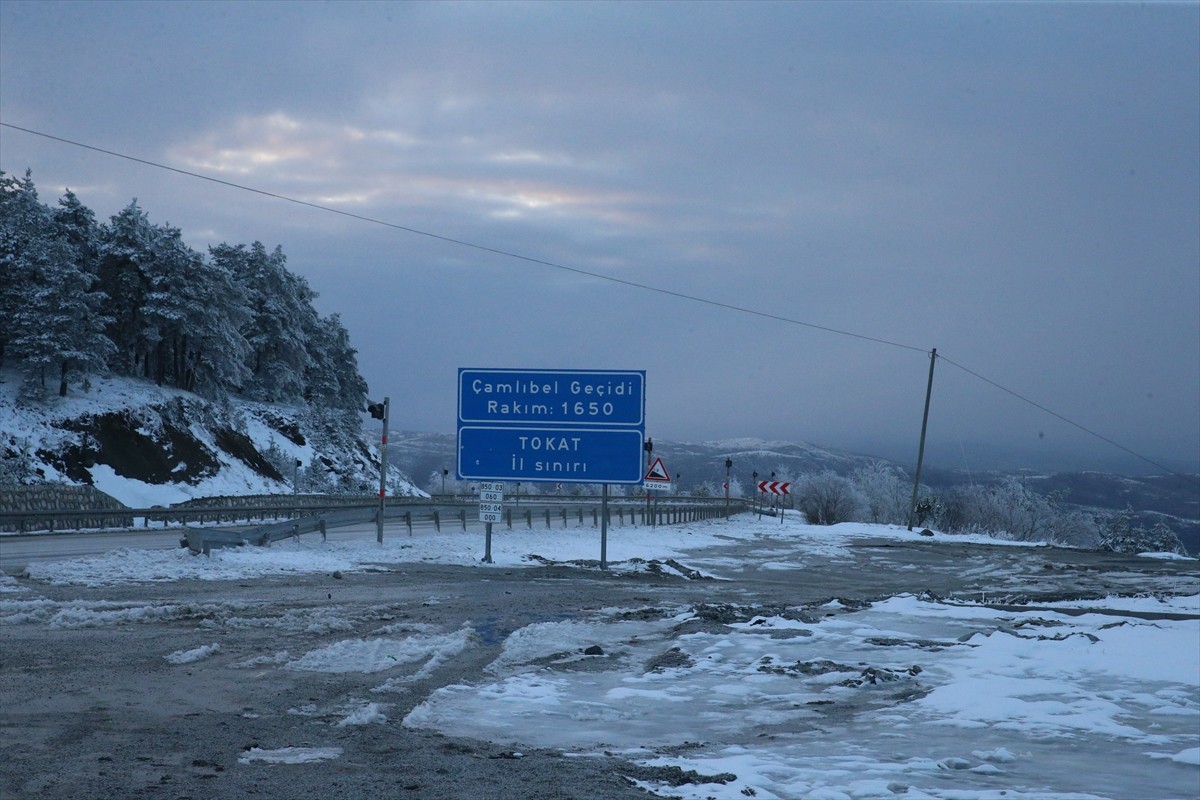 Tokat-Sivas kara yolunda kar yağışı etkili oldu. Bölgede aralıklarla devam eden yağış sonucu...