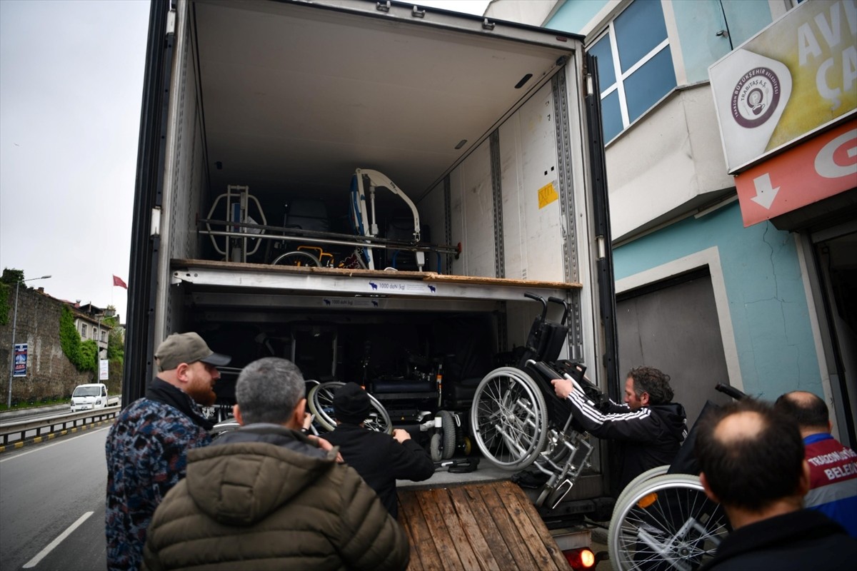 Trabzon Büyükşehir Belediyesince 91 engelliye akülü, 51 engelliye de manuel tekerlekli sandalye...