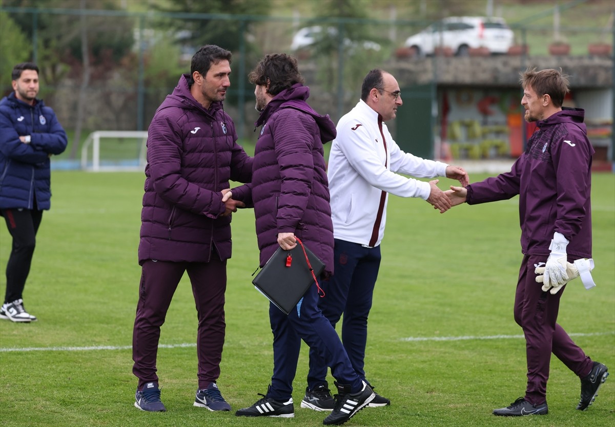 Trabzonspor'un teknik heyet ve oyuncuları, UEFA Gençlik Ligi çeyrek finalinde Inter'i 1-0 yenerek...