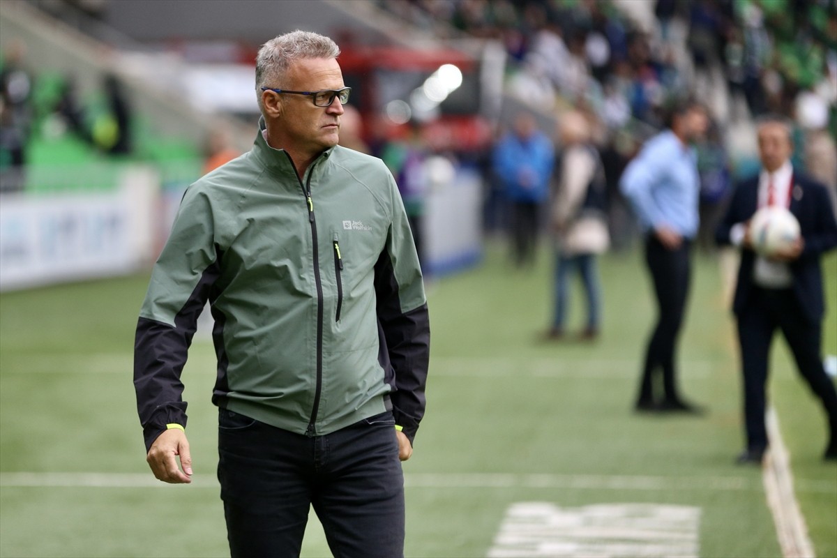 Trendyol 1. Lig'de 36. haftasında Sakaryaspor ile Erzurumspor FK, Yeni Sakarya Atatürk Stadı'nda...