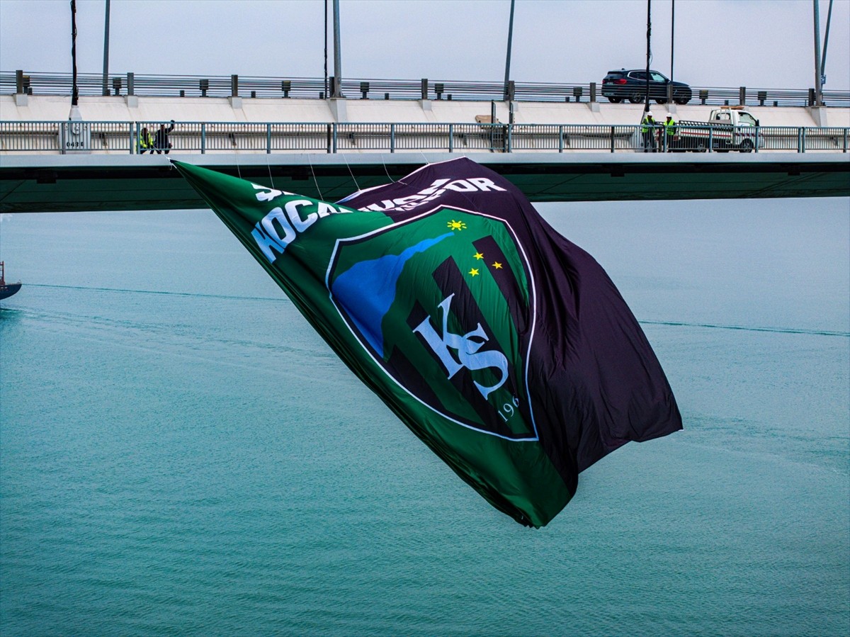 Trendyol 1. Lig'de sezonun bitimine 3 hafta kala şampiyonluğu garantileyen Kocaelispor'un bayrağı...