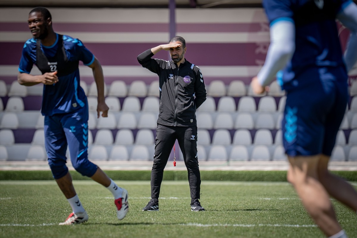 Trendyol 1. Lig ekiplerinden Emre Gökdemir İnşaat Ankara Keçiörengücü'nün teknik direktörü Sedat...