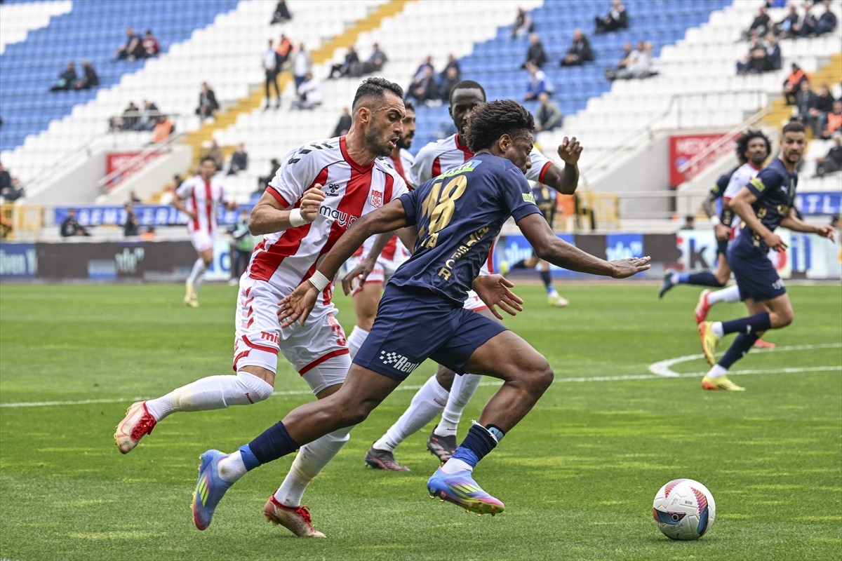 Trendyol Süper Lig'in 32. haftasında Kasımpaşa ile Net Global Sivasspor takımları Recep Tayyip...