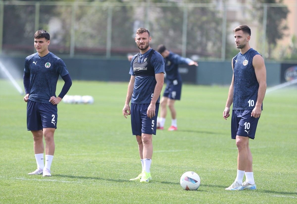 Trendyol Süper Lig ekiplerinden Corendon Alanyaspor, Sipay Bodrum FK maçının hazırlıklarını Cengiz...