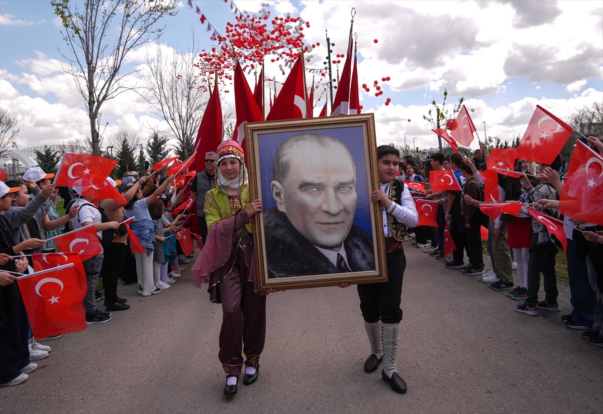 TRT Uluslararası 23 Nisan Çocuk Şenliği dolayısıyla 30 ülkeden Türkiye'ye gelen çocuklar, Başkent...