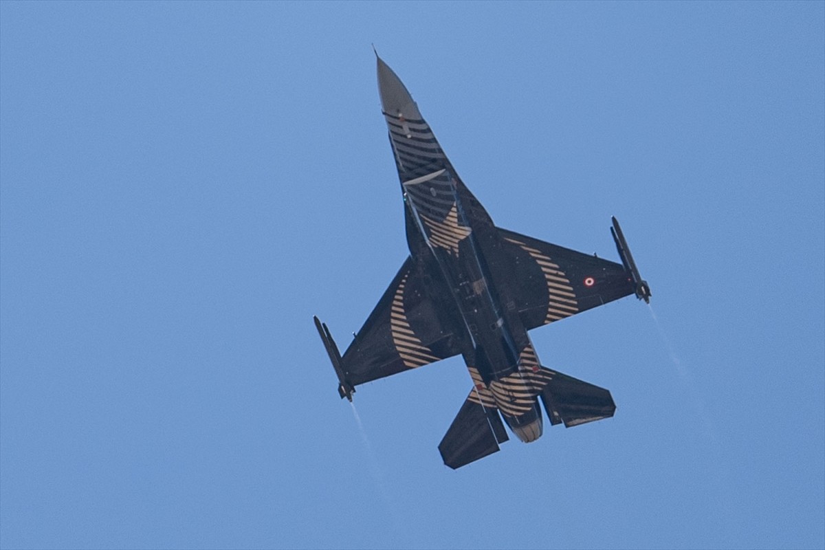 Türk Hava Kuvvetlerinin akrobasi timi SOLOTÜRK, "2025 Turizm Başkenti" ilan edilen Erzurum'da...