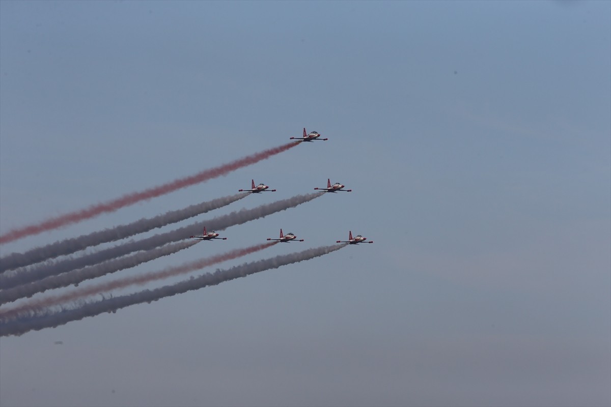 Türk Hava Kuvvetlerinin akrobasi timi Türk Yıldızları, Mersin'de 23 Nisan Ulusal Egemenlik ve...
