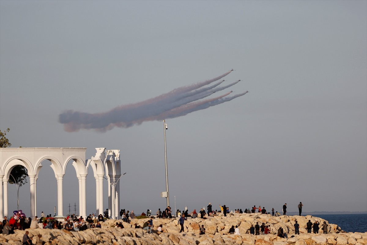 Türk Hava Kuvvetlerinin akrobasi timi Türk Yıldızları, Mersin'de 23 Nisan Ulusal Egemenlik ve...